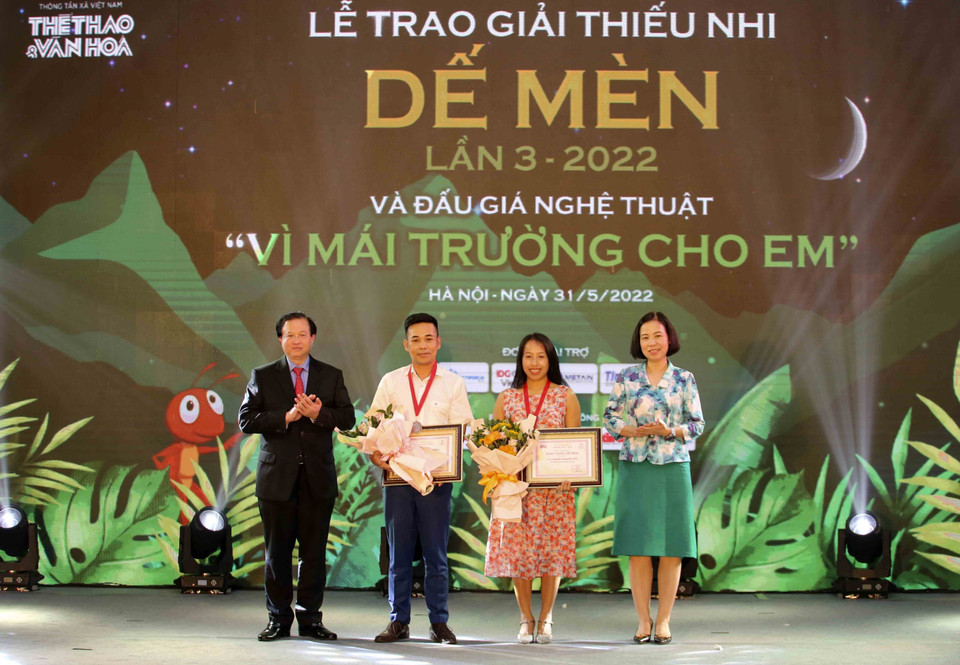 Tổng Giám đốc TTXVN Vũ Việt Trang và Thứ trưởng Bộ Văn hóa, Thể thao và Du lịch Tạ Quang Đông trao giải Khát vọng Dế Mèn cho tác giả Nguyễn Hoàng Diệu Thủy (phải) với truyện dài "Đu đưa trên ngọn cây bàng" và tác giả Phạm Huy Thông với tác phẩm Cơ bản là Cơ bản. (Ảnh: Tuấn Đức/TTXVN)