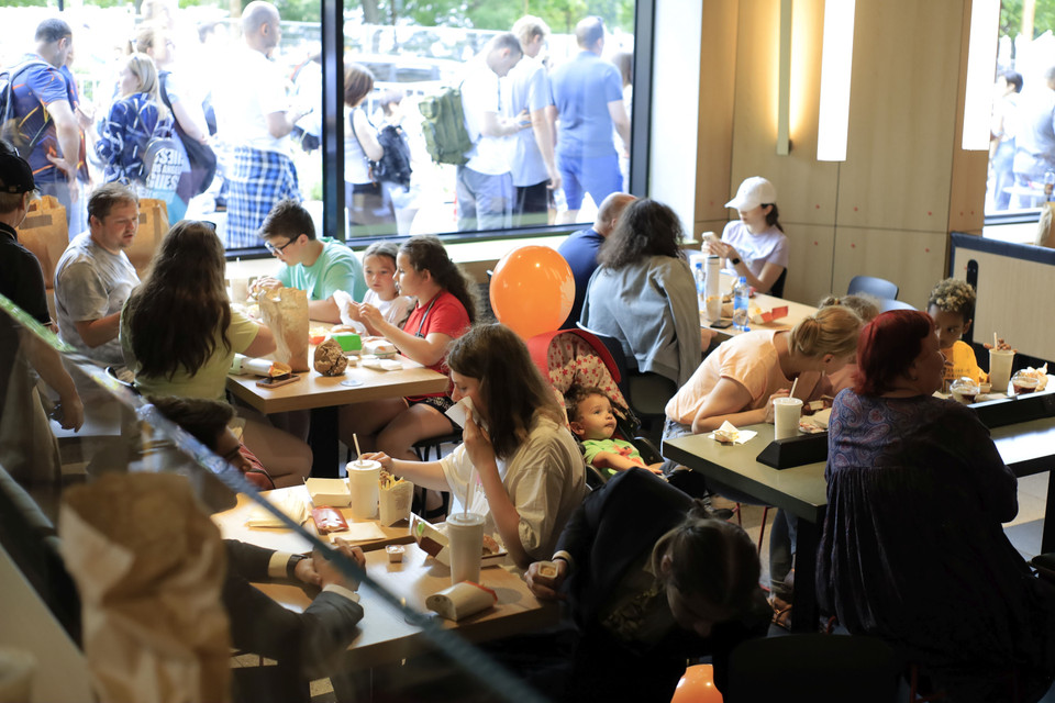 Ước tính hàng ngàn người đã đến thưởng thức món ăn của Vkusno &amp; Tochka trong ngày khai trương cửa hàng đầu tiên. (Ảnh: Trần Hiếu/TTXVN) 