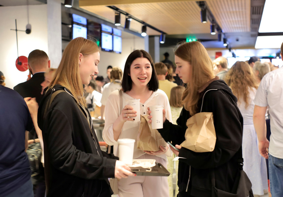 Dù phải xếp hàng khá lâu để vào cửa, nhưng ai cũng vui vì đã có được món ăn mình thích. (Ảnh: Trần Hiếu/TTXVN)