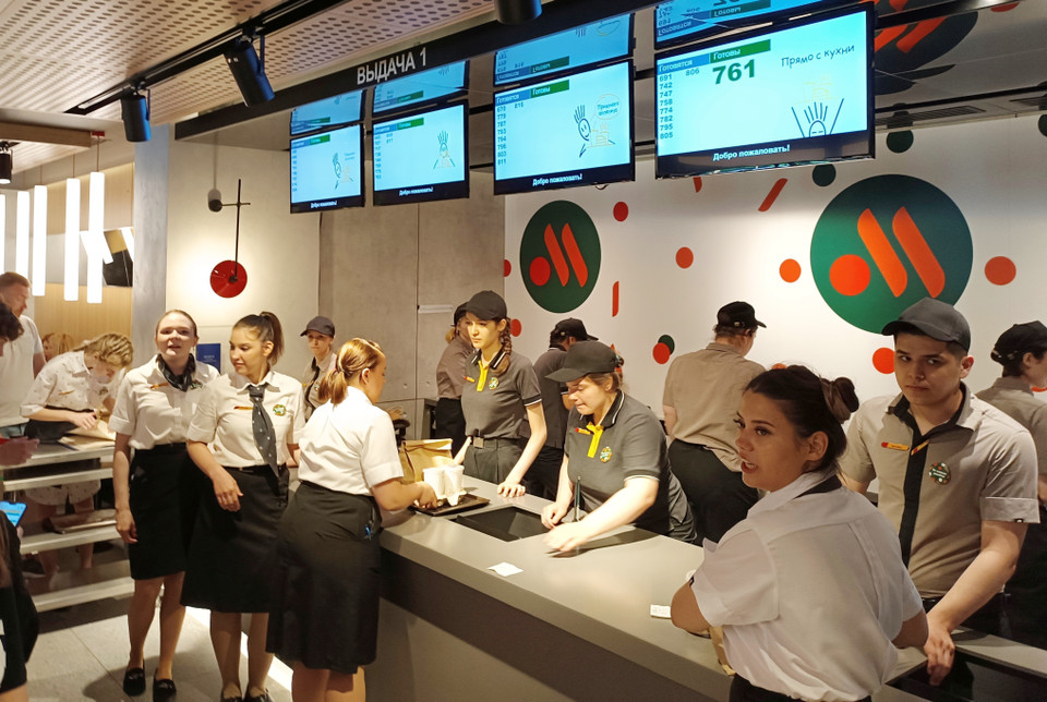 Logo của hãng McDonalds được thay đổi, từ biểu tượng chữ M quen thuộc thành biểu tượng một hình tròn đỏ với hai đường chéo song song màu vàng. (Ảnh: Trần Hiếu/TTXVN) 