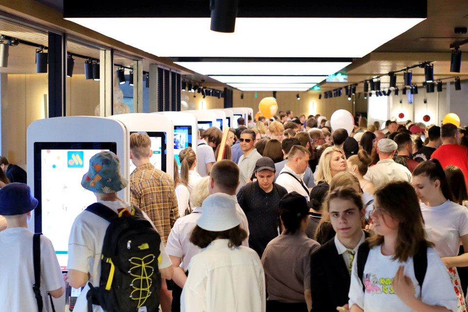 Hàng ngàn người dân Nga và du khách nước ngoài đến trải nghiệm hương vị đồ ăn nhanh của Vkusno &amp; Tochka. (Ảnh: Trần Hiếu/TTXVN)