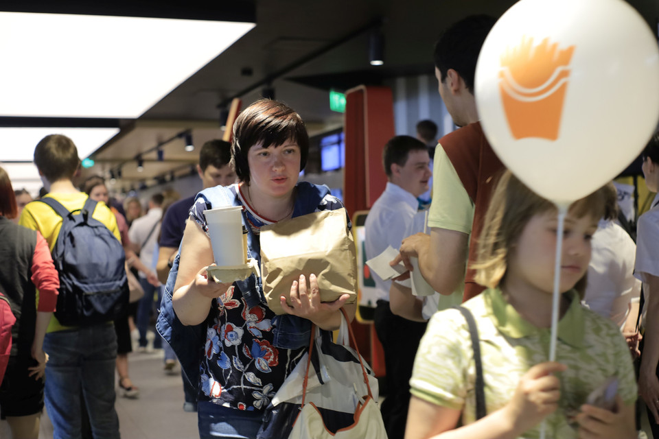 Sử dụng đồ ăn nhanh là thói quen và sở thích của đông đảo người dân Moskva. (Ảnh: Trần Hiếu/TTXVN)