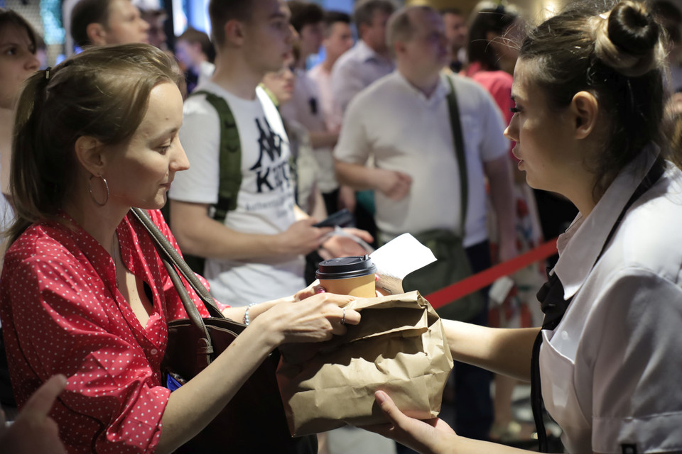 Đồ ăn nhanh đã rất quen thuộc với người dân Nga. (Ảnh: Trần Hiếu/TTXVN)