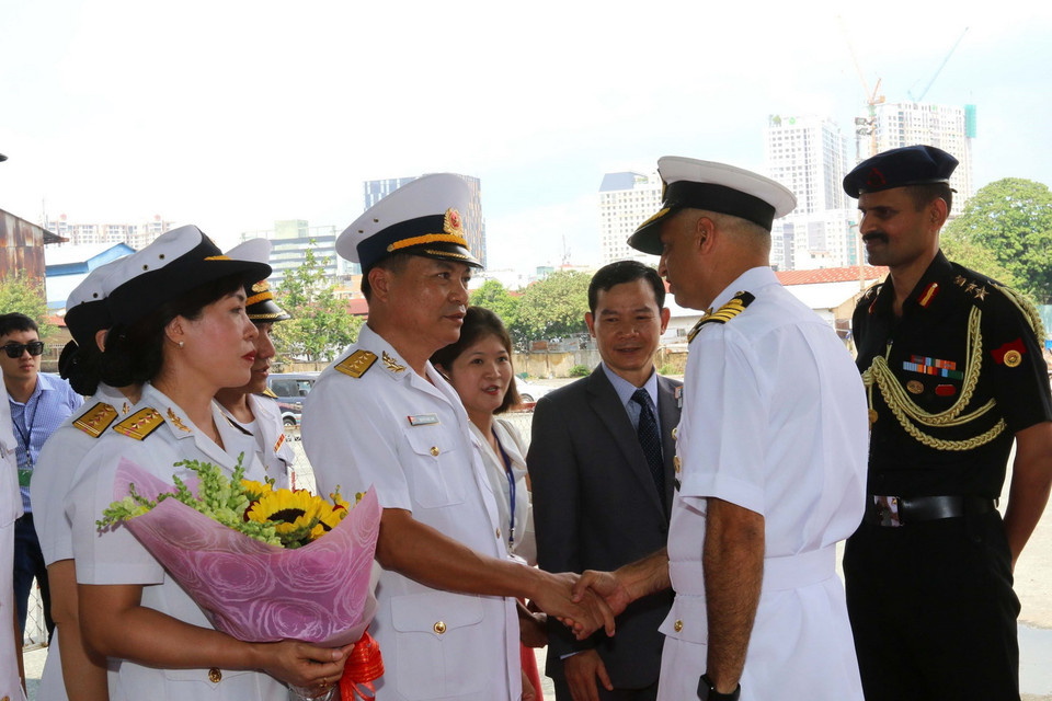Thượng tá Nguyễn Ngọc Anh, Phó Lữ đoàn trưởng Lữ đoàn 125 Hải quân Việt Nam với Đại tá Atul Deswal, chỉ huy tàu khu trục Hải quân Ấn Độ Ins Rana. (Ảnh: Thanh Vũ/TTXVN)
