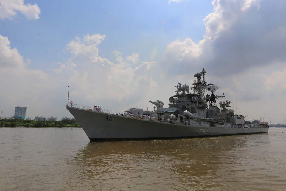 Tàu khu trục Hải quân Ấn Độ Ins Rana đang neo đậu trên sông Sài Gòn. (Ảnh: Thanh Vũ/TTXVN)
