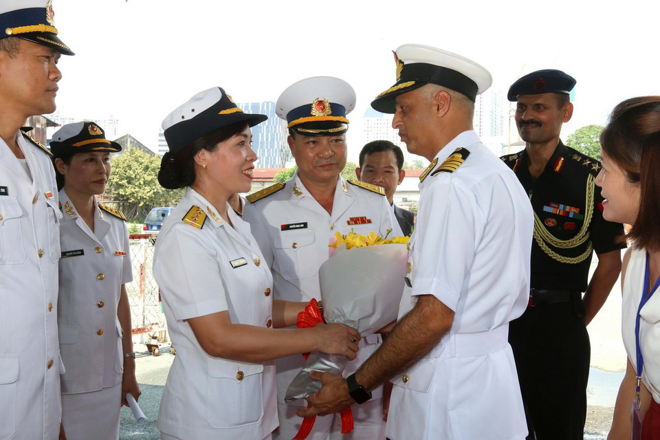 Đại diện Hải quân Việt Nam tặng hoa chúc mừng Đại tá Atul Deswal, chỉ huy tàu khu trục Hải quân Ấn Độ Ins Rana. (Ảnh: Thanh Vũ/TTXVN)