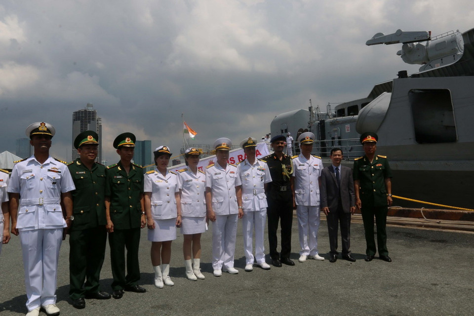 Thượng tá Nguyễn Ngọc Anh, Phó Lữ đoàn trưởng Lữ đoàn 125 Hải quân Việt Nam với Đại tá Atul Deswal, chỉ huy tàu khu trục Hải quân Ấn Độ Ins Rana cùng các đại biểu tại cảng Sài Gòn. (Ảnh: Thanh Vũ/TTXVN)