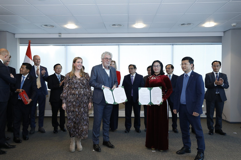 Thủ tướng Phạm Minh Chính chứng kiến lễ trao Bản ghi nhớ Thoả thuận hợp tác về đào tạo, nghiên cứu khoa học và chuyển giao công nghệ giữa Học viện Nông nghiệp Việt Nam và Hiệp hội hợp tác kinh doanh nông nghiệp Hà Lan-Việt Nam giai đoạn 2022-2027. (Ảnh: Dương Giang/TTXVN)