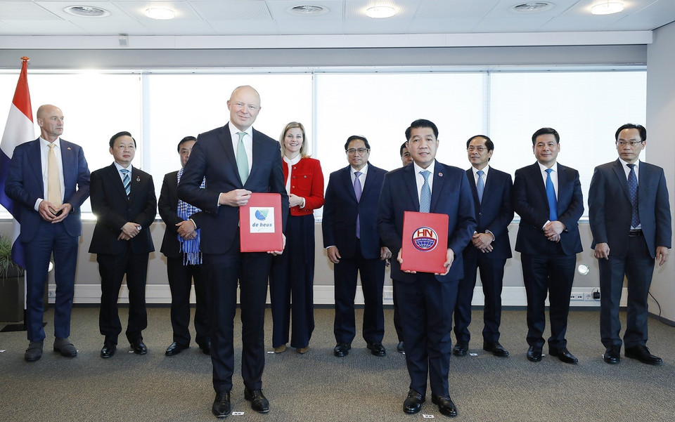 Thủ tướng Phạm Minh Chính chứng kiến lễ trao Biên bản ghi nhớ (MoU) về Quan hệ hợp tác và đối tác chiến lược toàn diện giữa Tập đoàn Hoàng gia De Heus và Tập đoàn Hùng Nhơn. (Ảnh: Dương Giang/TTXVN)