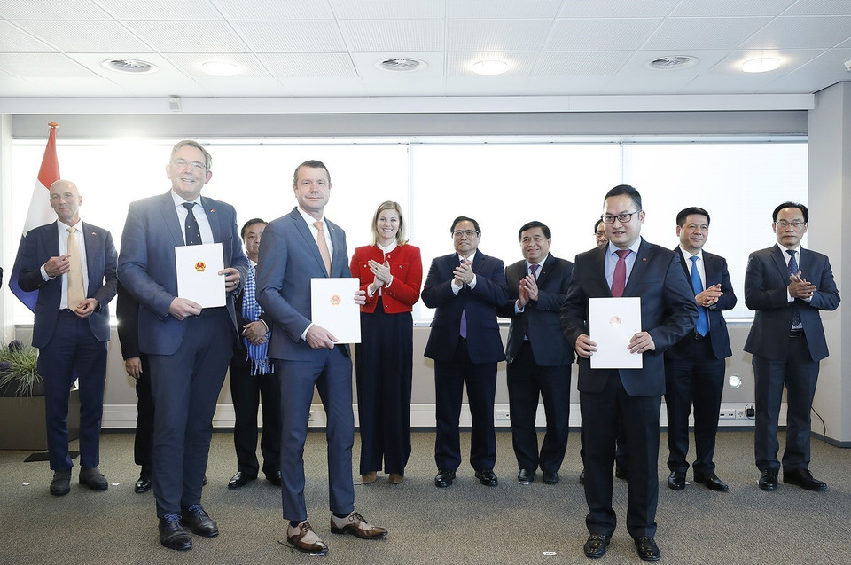 Thủ tướng Phạm Minh Chính và Bộ trưởng phụ trách Ngoại thương và Hợp tác phát triển Hà Lan Liesje Schreinemacher chứng kiến lễ trao bản ghi nhớ hợp tác giữa Viện Quyền con người, Học viện chính trị quốc gia Hồ Chí Minh và Viện Clingendael. (Ảnh: Dương Giang/TTXVN)