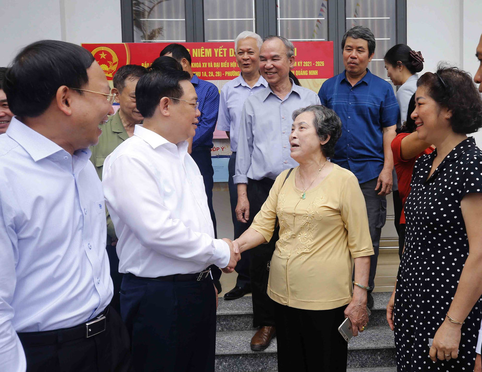 Chủ tịch Quốc hội Vương Đình Huệ với cử tri tại khu vực bỏ phiếu số 1, khu phố 2B, phường Hồng Hải, thành phố Hạ Long, tỉnh Quảng Ninh. (Ảnh: Doãn Tấn/TTXVN)