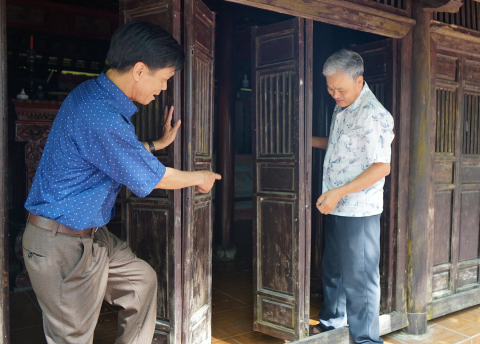 Toàn bộ cánh cửa của các ngôi nhà rường cổ là cửa bản khóa được đóng mở như một cuốn sách. (Ảnh: Thanh Thủy/TTXVN)