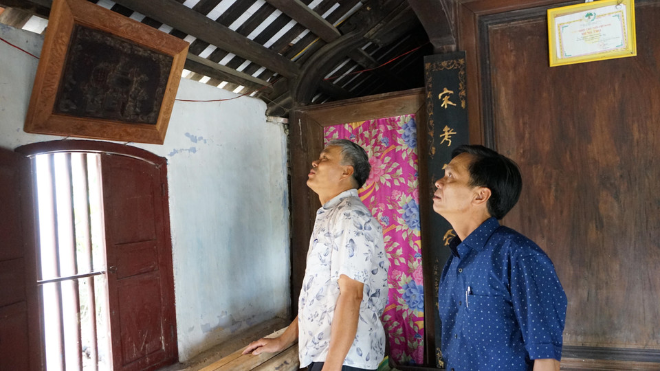 Một bức tranh cổ có niên đại hơn 100 năm tuổi được người dân giữ gìn đến nay. (Ảnh: Thanh Thủy/TTXVN)