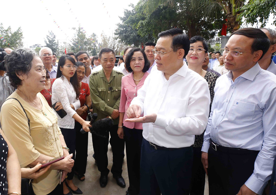 Chủ tịch Quốc hội Vương Đình Huệ với cử tri tại khu vực bỏ phiếu số 1, khu phố 2B, phường Hồng Hải, thành phố Hạ Long, tỉnh Quảng Ninh. (Ảnh: Doãn Tấn/TTXVN)