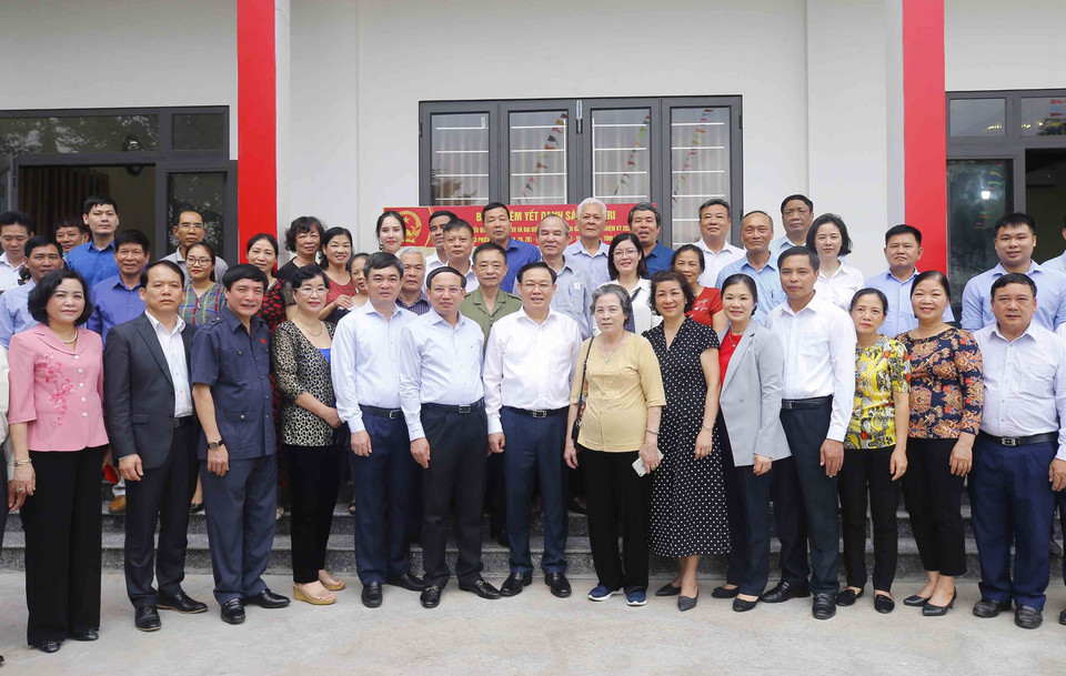 Chủ tịch Quốc hội Vương Đình Huệ với cử tri tại khu vực bỏ phiếu số 1, khu phố 2B, phường Hồng Hải, thành phố Hạ Long, tỉnh Quảng Ninh. (Ảnh: Doãn Tấn/TTXVN)