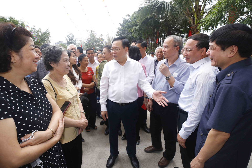 Chủ tịch Quốc hội Vương Đình Huệ với cử tri tại khu vực bỏ phiếu số 1, khu phố 2B, phường Hồng Hải, thành phố Hạ Long, tỉnh Quảng Ninh. (Ảnh: Doãn Tấn/TTXVN)