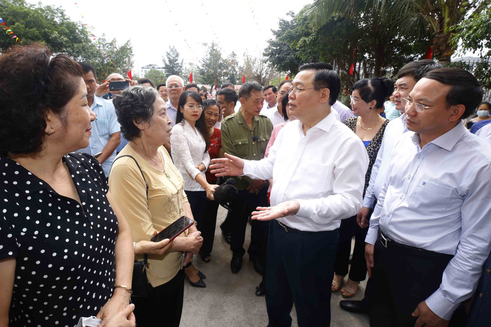 Chủ tịch Quốc hội Vương Đình Huệ với cử tri tại khu vực bỏ phiếu số 1, khu phố 2B, phường Hồng Hải, thành phố Hạ Long, tỉnh Quảng Ninh. (Ảnh: Doãn Tấn/TTXVN)