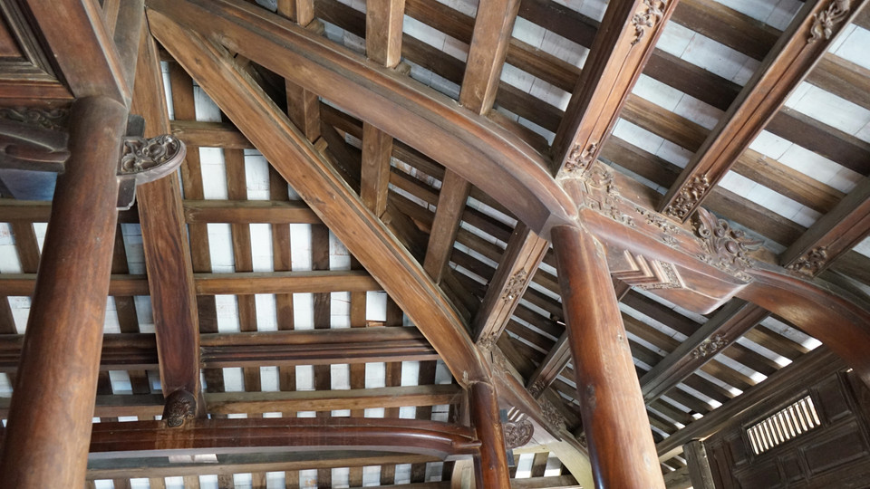 Hệ thống cột kèo của nhà rường cổ được chạm khắc công phu. (Ảnh: Thanh Thủy/TTXVN)