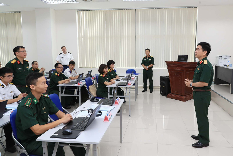 Thiếu tướng Hoàng Kim Phụng, Cục trưởng Cục Gìn giữ hòa bình Việt Nam phát biểu với các học viên tại lớp học. (Ảnh: Trọng Đức/TTXVN)