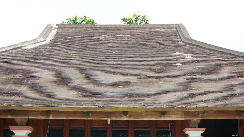 Mái nhà của những ngôi nhà rường cổ Hội Kỳ được lợp ngói liệt (ngói âm dương). (Ảnh: Thanh Thủy/TTXVN)