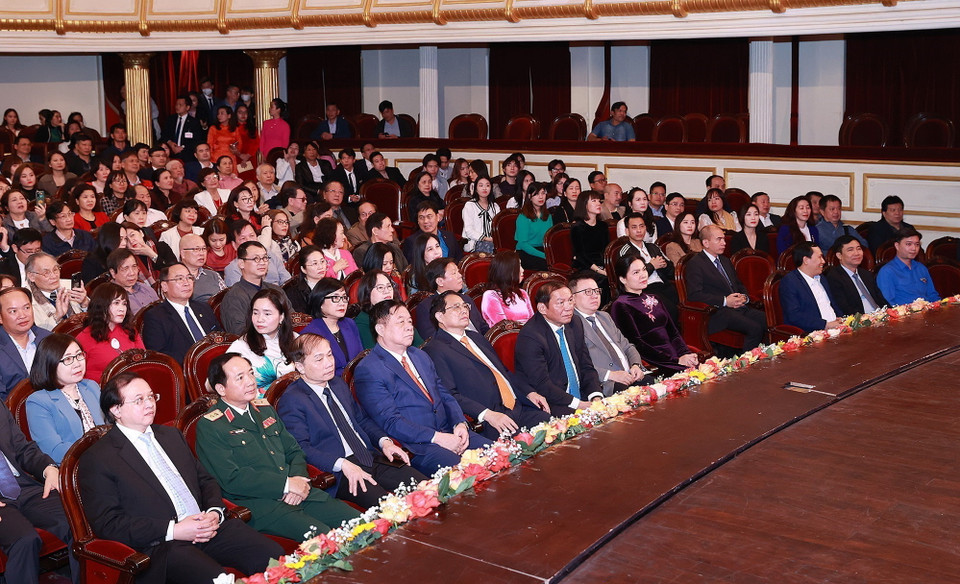 Thủ tướng Phạm Minh Chính và các đại biểu dự Kỷ niệm 80 năm Đề cương về Văn hóa Việt Nam. (Ảnh: Dương Giang/TTXVN)