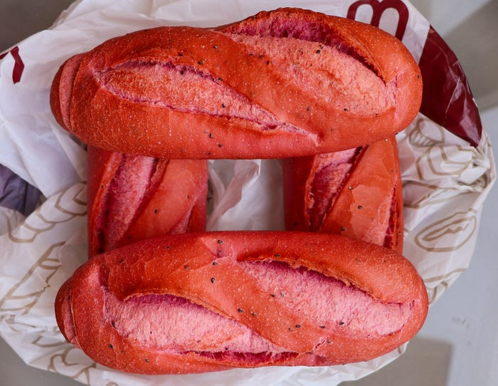 Theo Kate Taylor, dù đây là chiếc bánh nhằm mục đích giải cứu nông sản, nó vẫn có màu sắc bắt mắt, phù hợp để gây chú ý trên trang mạng Instagram. (Nguồn: businessinsider.com)