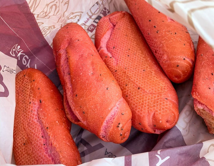 Tuy nhiên, đôi khi sự khó khăn giúp mang đến nhiều giải pháp mới lạ, cho ra các sản phẩm độc đáo và ngon lành như bánh mỳ thanh long. (Nguồn: businessinsider.com)