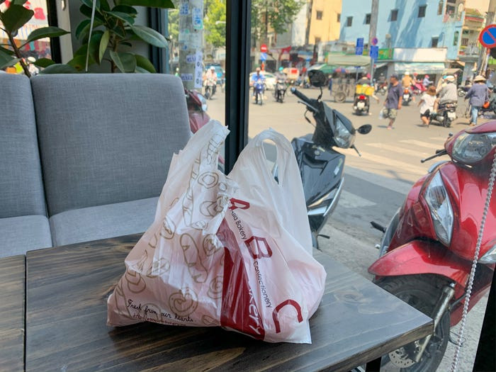 Kate Taylor mất khoảng 20 phút xếp hàng để mua được bánh. (Nguồn: businessinsider.com)