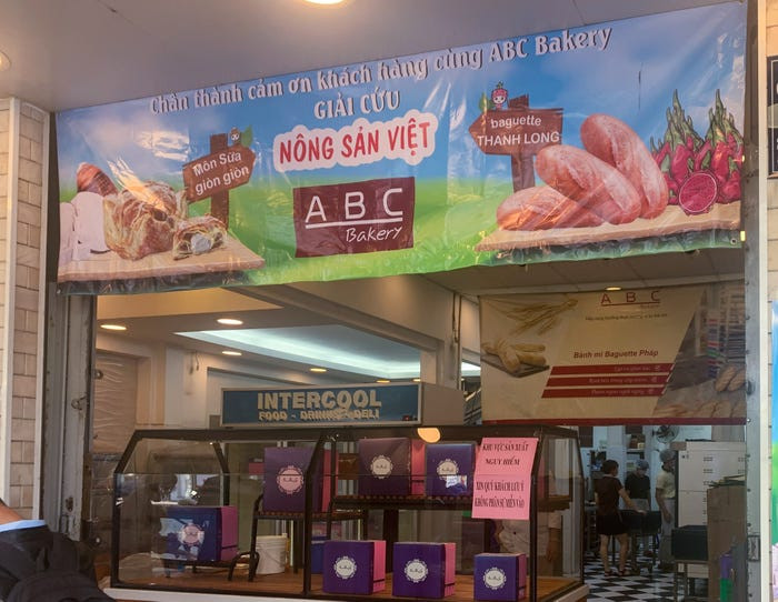 Tấm biển tri ân khách hàng cùng chung tay giải cứu nông sản Việt. (Nguồn: businessinsider.com)