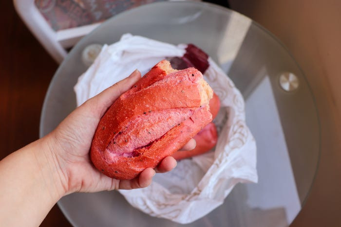 Taylor ăn chiếc bánh ngay khi nó đang còn ấm nóng và thấy rất ngon. (Nguồn: businessinsider.com)