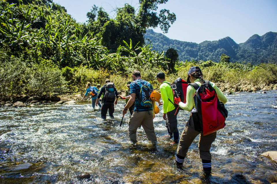 Đoàn du khách ngoại trên đường vào hang Én. (Nguồn: Oxalis Adventures/Vietnam+)