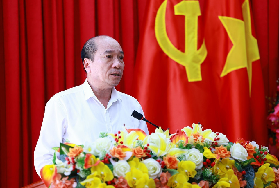 Chủ tịch Ủy ban Nhân dân tỉnh Đắk Lắk Phạm Ngọc Nghị báo cáo kết quả kinh tế-xã hội của tỉnh. (Ảnh: Dương Giang/TTXVN)