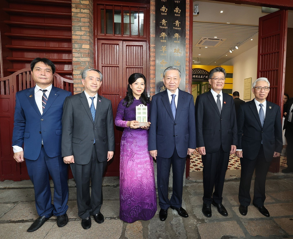 Tổng Bí thư, Chủ tịch nước Tô Lâm và Phu nhân cùng các đại biểu chụp ảnh chung tại Khu di tích Trụ sở Hội Việt Nam Cách mạng Thanh niên. (Ảnh: Trí Dũng/TTXVN)