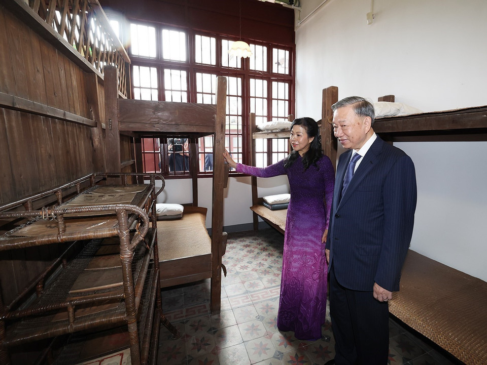 Tổng Bí thư, Chủ tịch nước Tô Lâm và Phu nhân thăm Khu di tích Trụ sở Hội Việt Nam Cách mạng Thanh niên. (Ảnh: Trí Dũng/TTXVN)