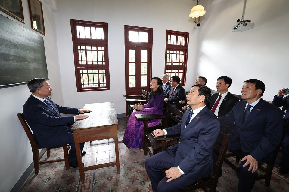 Tổng Bí thư, Chủ tịch nước Tô Lâm và Phu nhân thăm Khu di tích Trụ sở Hội Việt Nam Cách mạng Thanh niên. (Ảnh: Trí Dũng/TTXVN)