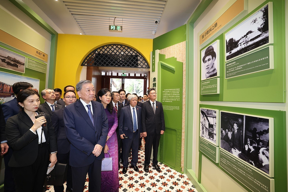 Tổng Bí thư, Chủ tịch nước Tô Lâm và Phu nhân thăm Khu di tích Trụ sở Hội Việt Nam Cách mạng Thanh niên. (Ảnh: Trí Dũng/TTXVN)