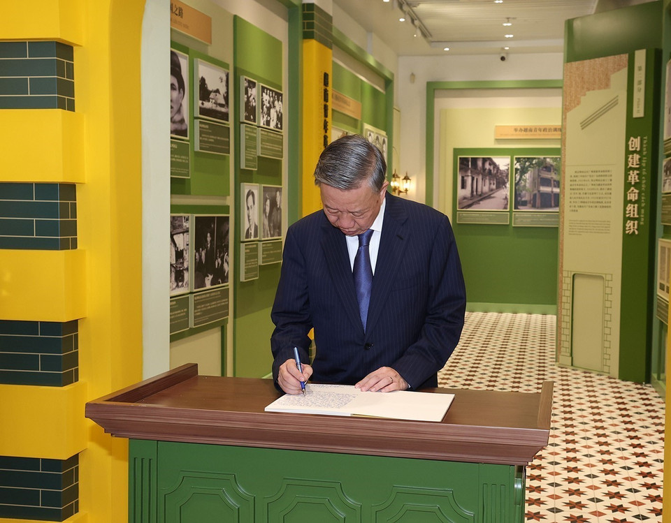 Tổng Bí thư, Chủ tịch nước Tô Lâm ghi lưu bút tại Khu di tích Trụ sở Hội Việt Nam Cách mạng Thanh niên. (Ảnh: Trí Dũng/TTXVN)