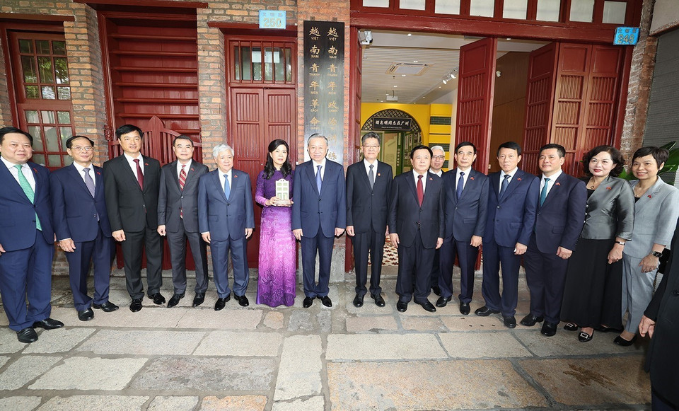 Tổng Bí thư, Chủ tịch nước Tô Lâm và Phu nhân cùng các đại biểu chụp ảnh chung tại Khu di tích Trụ sở Hội Việt Nam Cách mạng Thanh niên. (Ảnh: Trí Dũng/TTXVN)