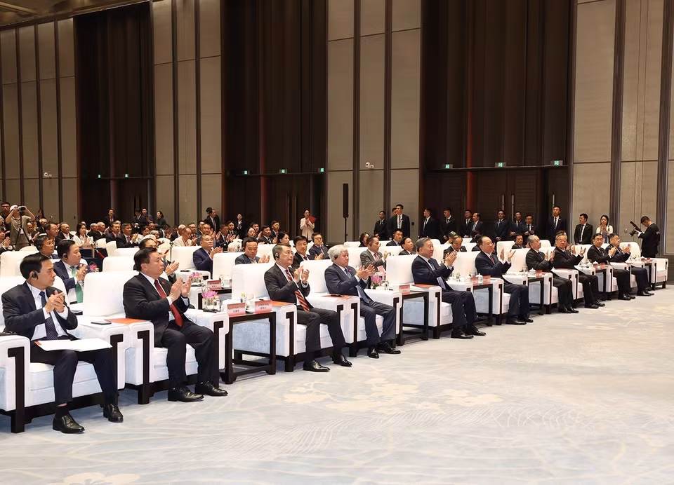 Tổng Bí thư, Chủ tịch nước Tô Lâm và thành viên đoàn hai nước tham dự gặp gỡ đại diện nhân sỹ hữu nghị Trung Quốc. (Ảnh: Trí Dũng/TTXVN)
