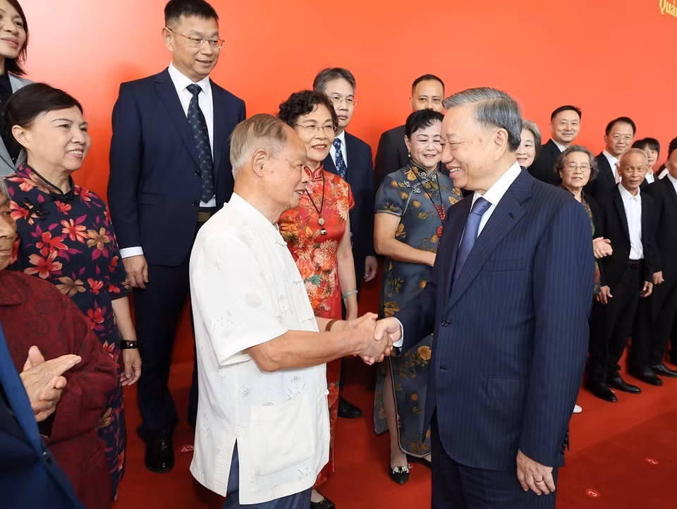 Tổng Bí thư, Chủ tịch nước Tô Lâm và các đại biểu đại diện nhân sỹ hữu nghị Trung Quốc. (Ảnh: Trí Dũng/TTXVN)