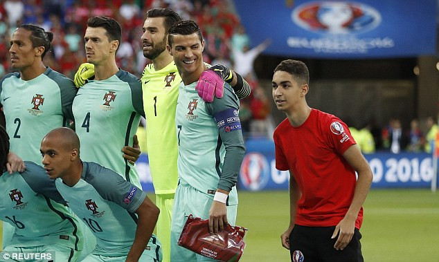 Cậu bé nghịch ngợm còn chụp ảnh đội hình chung với Cristiano Ronaldo.