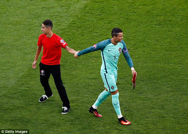 Sau một hồi bị làm phiền, Ronaldo đành chia tay cậu bé để tập trung vào trận đấu.