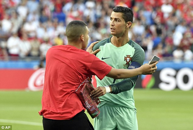Ronaldo tỏ ra khá bối rối.