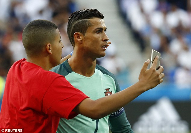 Cậu bé chạy đến bên Ronaldo để chụp ảnh cùng thần tượng của mình.