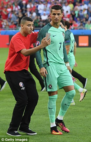 Dù cảm thấy không thoải mái nhưng Ronaldo vẫn cố chiều cậu bé.