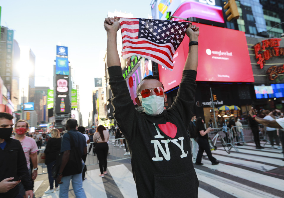 Người dân tập trung tại Quảng trường Thời Đại ở New York, Mỹ, ngày 7/11/2020. (Ảnh: THX/TTXVN)