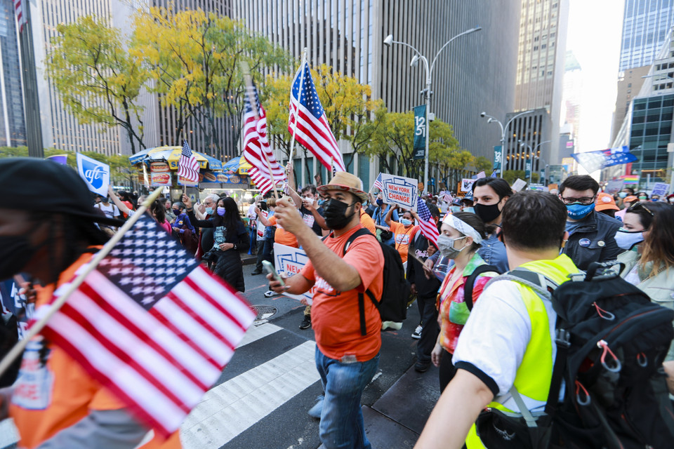 Người dân tập trung tại Quảng trường Thời Đại ở New York, Mỹ, ngày 7/11/2020. (Ảnh: THX/TTXVN)