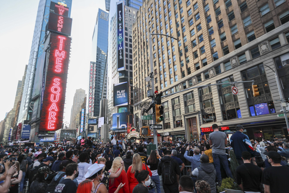 Người dân tập trung tại Quảng trường Thời Đại ở New York, Mỹ, ngày 7/11/2020. (Ảnh: THX/TTXVN)