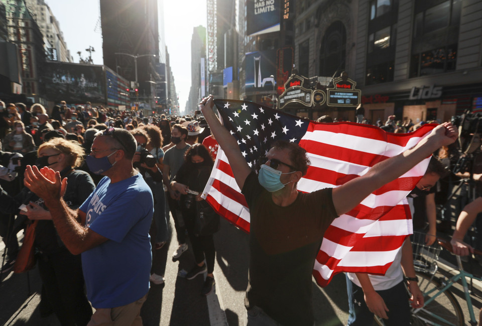 Lần đầu tiên sau nhiều tháng vắng lặng vì đại dịch viêm đường hô hấp cấp COVID-19, Quảng trường Thời Đại, biểu tượng của New York lại ngập chìm trong những tiếng hò reo của đám đông. (Ảnh: THX/TTXVN)