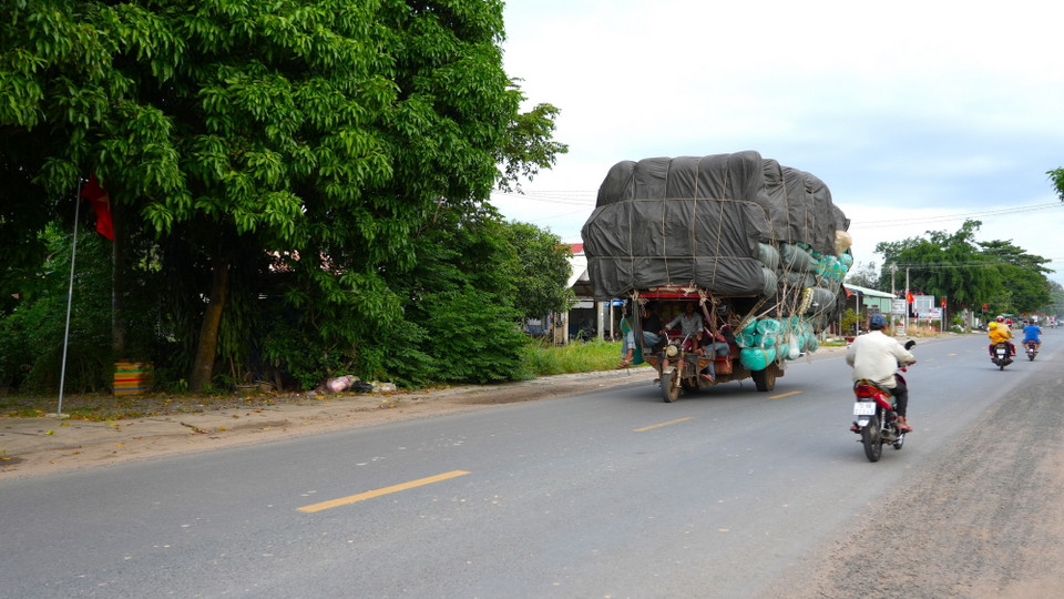 Xe ba bánh do người dân Campuchia chở hàng lưu thông trên Quốc lộ 22B địa phận xã Tân Lập, huyện Tân Biên, tỉnh Tây Ninh. (Ảnh: Minh Phú/TTXVN)